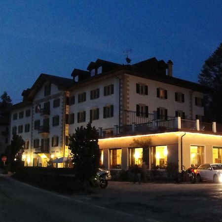Hotel Du Lac Parc & Residence Lavarone Exteriör bild